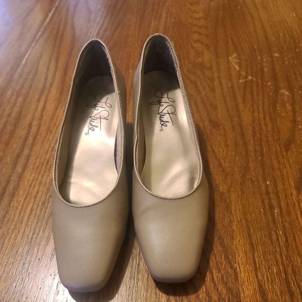 Life Stride Women's Taupe Pump Heels Faux Patent Leather Size 6.5